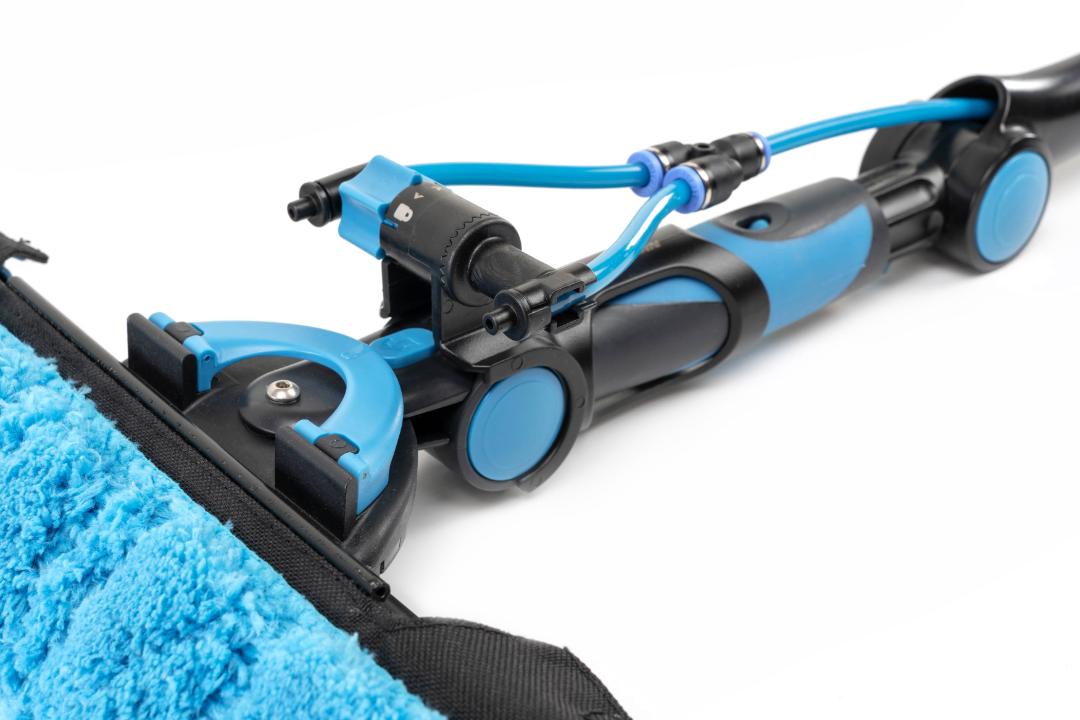 Moerman-Spray-Ray-close-up-head-on-Excelerator-2.0-and-FLIQ-pad-2